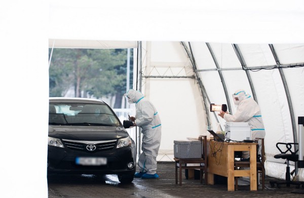 Savivaldybės ir jos įstaigų darbuotojai tiriasi dėl COVID-19