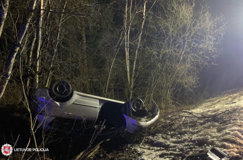 „Toyota Corolla Verso“ apvirtus ant stogo nukentėjo vairuotoja