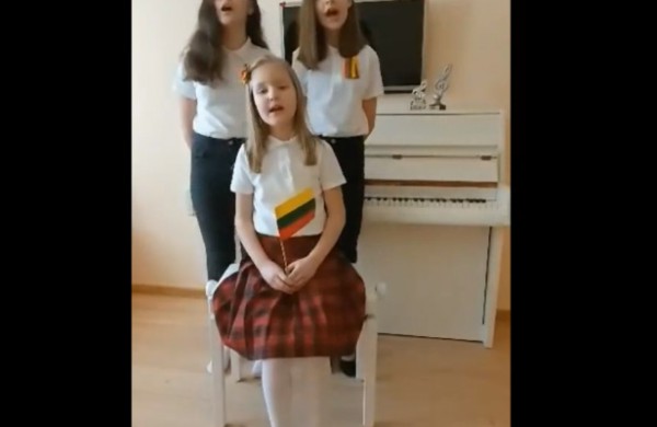 Nuotolis nesutrukdė Jonavos „Neries“ pagrindinės mokyklos bendruomenei susiimti už rankų