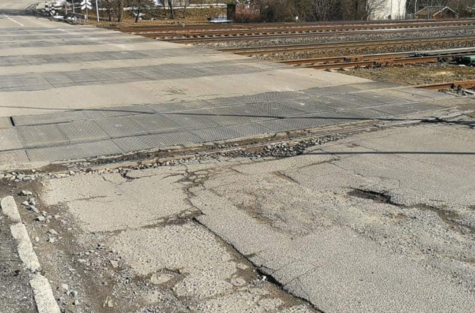 Pažadėta, kad duobės šalia traukinių pervažos bus sutvarkytos