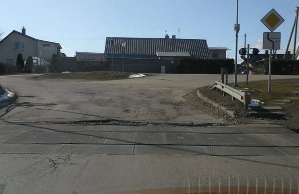 Pažadėta, kad duobės šalia traukinių pervažos bus sutvarkytos