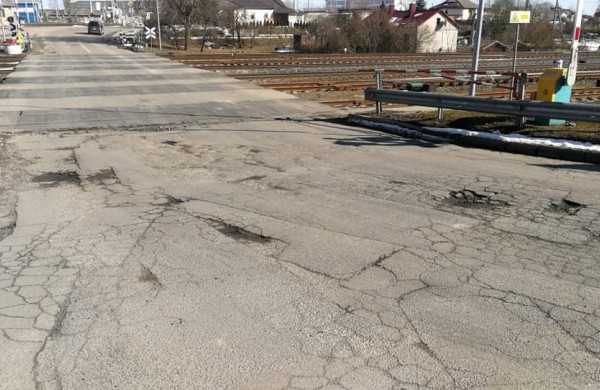 Pažadėta, kad duobės šalia traukinių pervažos bus sutvarkytos