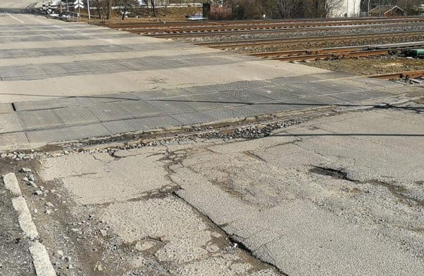 Pažadėta, kad duobės šalia traukinių pervažos bus sutvarkytos