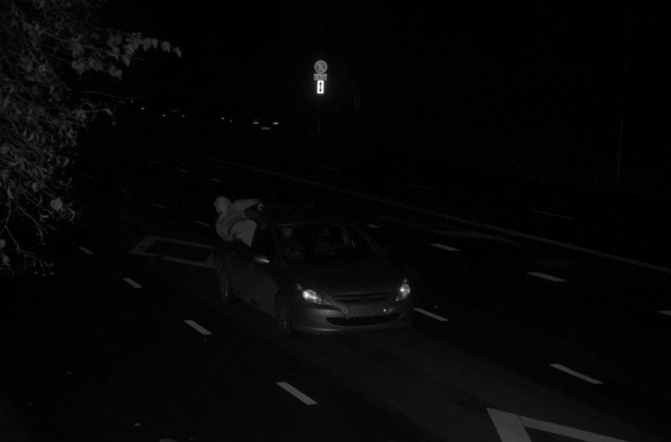 Nusmauktos kelnės ir paslėpti automobilio numeriai - tokį vaizdą užfiksavo stacionarus greičio matuoklis