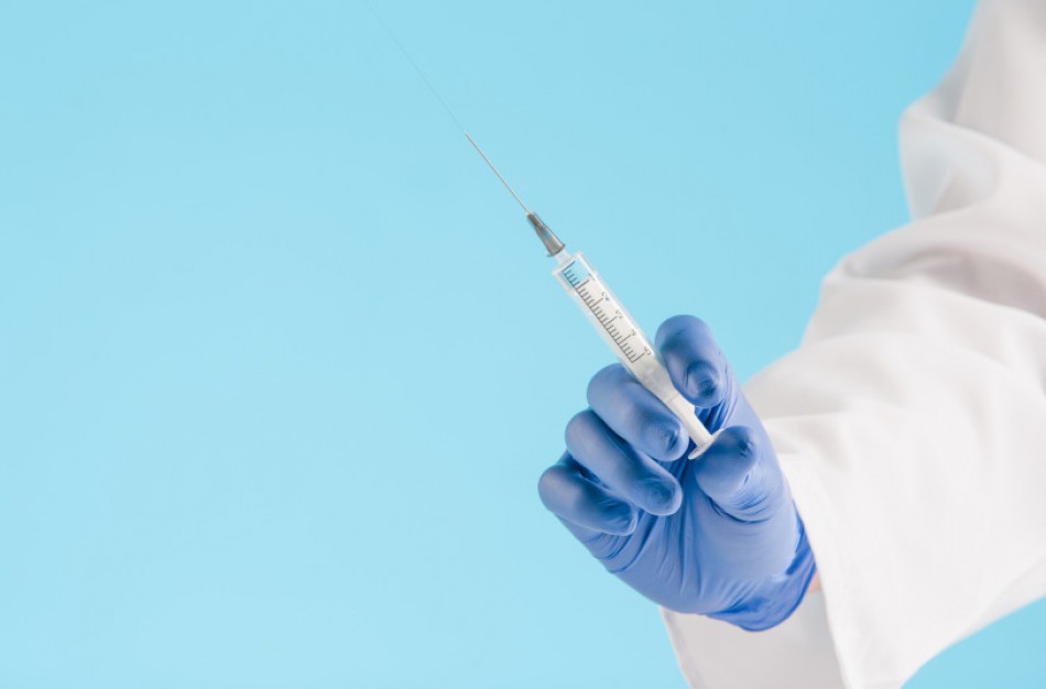 Aiškinsis, ar viena vakcinos dozė COVID-19 persirgusiems žmonėms būtų pakankama