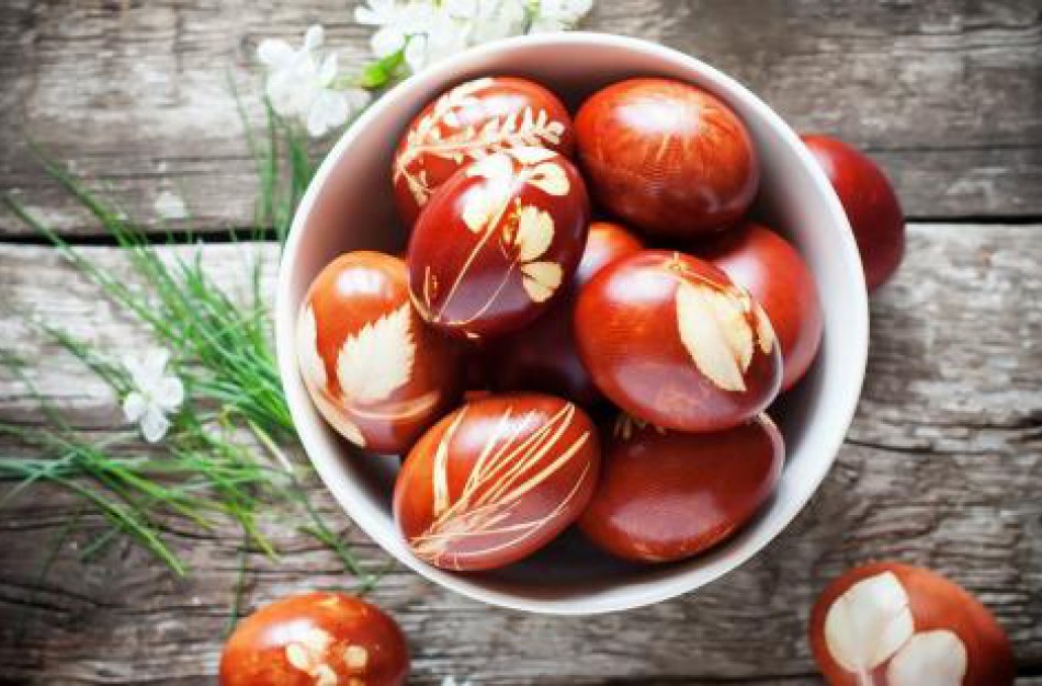 5 lengvi būdai kiaušinius marginti natūraliai