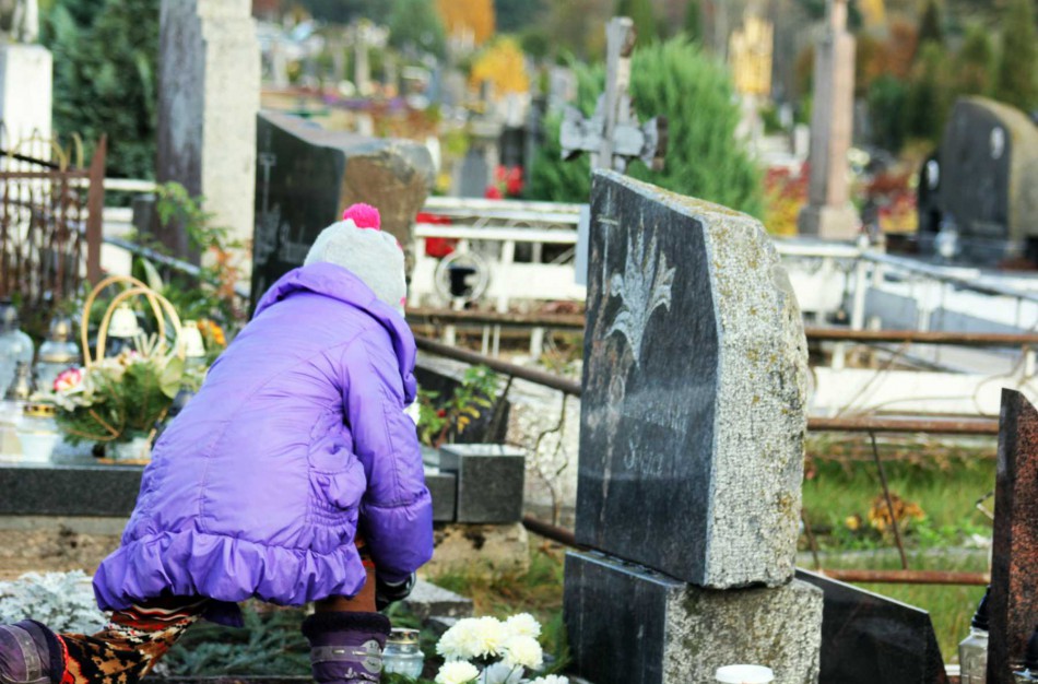 Vaikai kapinėse uždegė žvakes 