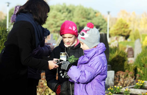 Vaikai kapinėse uždegė žvakes 
