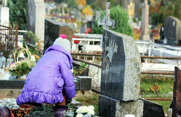 Vaikai kapinėse uždegė žvakes 