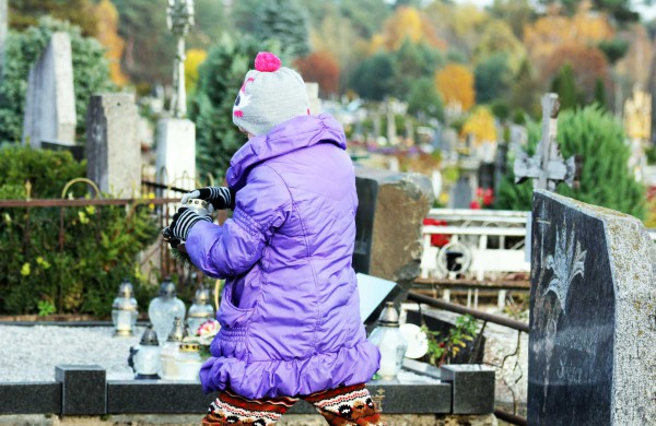 Vaikai kapinėse uždegė žvakes 