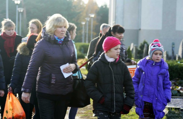 Vaikai kapinėse uždegė žvakes 