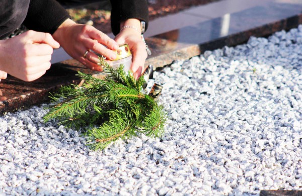 Vaikai kapinėse uždegė žvakes 