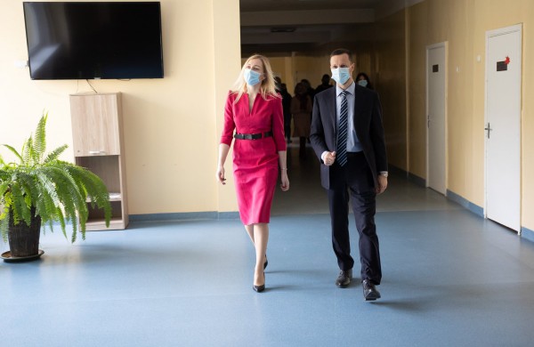 Ruklos mokykla pasveikinta su 100-ju jubiliejumi