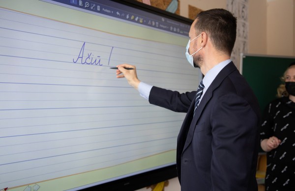 Ruklos mokykla pasveikinta su 100-ju jubiliejumi