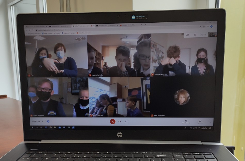 Iššūkiai negąsdina: pirmąjį nuotolinį protų mūšį suorganizavo Jonavos Panerio pradinė mokykla