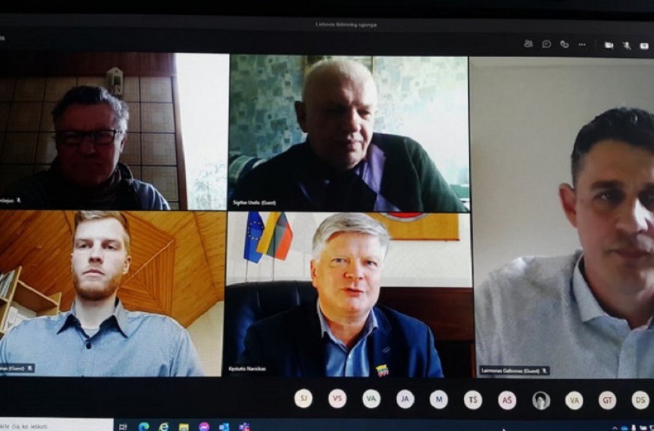 Žemės ūkio ministro ir Bitininkų sąjungos vadovų susitikime sutarta ieškoti sprendimų, naudingų ir bitėms, ir pievoms