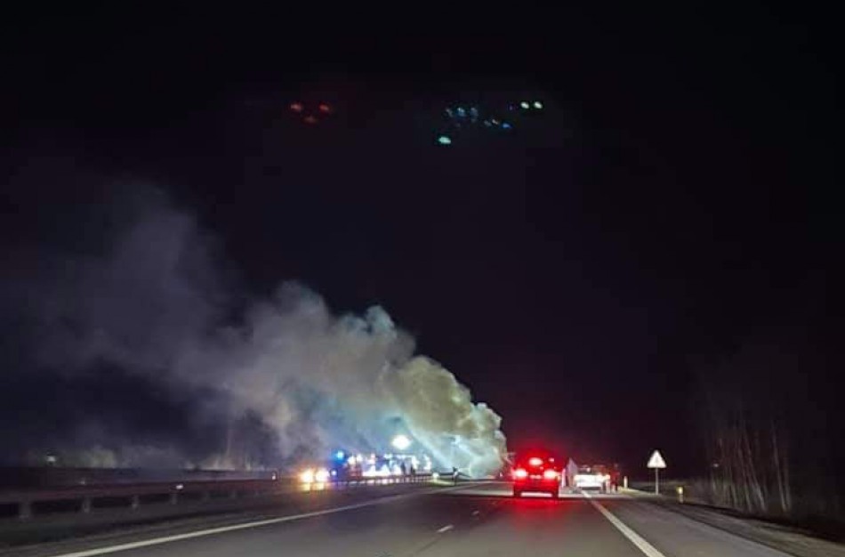 Kelyje užsiliepsnojus vilkikui, prireikė ir sustiprintų ugniagesių pajėgų, ir medikų pagalbos