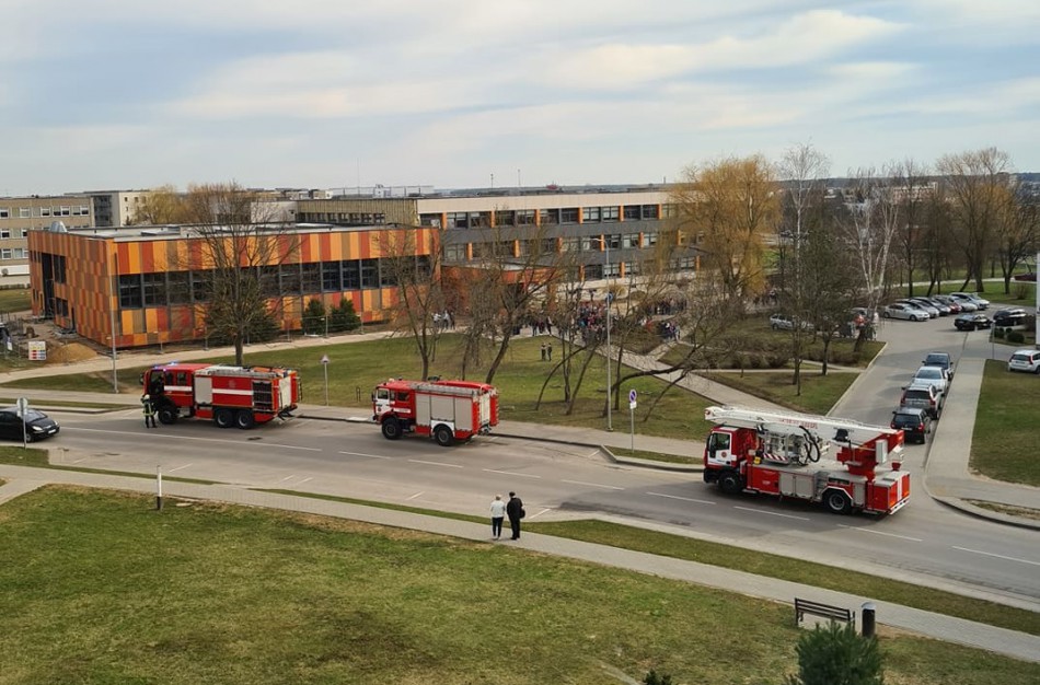 Dėl gaisro pavojaus evakuota J. Vareikio mokyklos bendruomenė