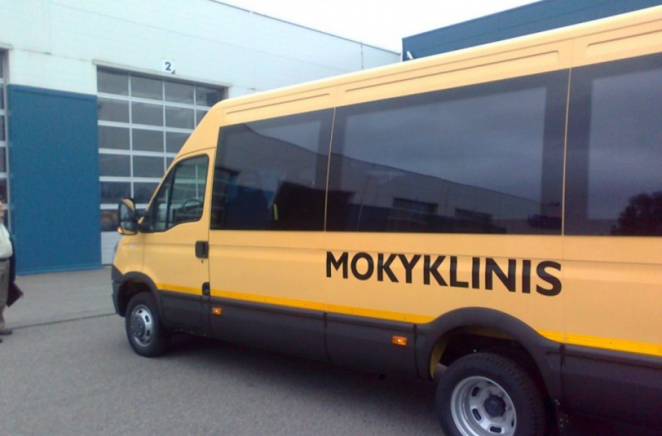 Mokykliniais geltonaisiais autobusais gyventojus galima vežti vakcinuotis