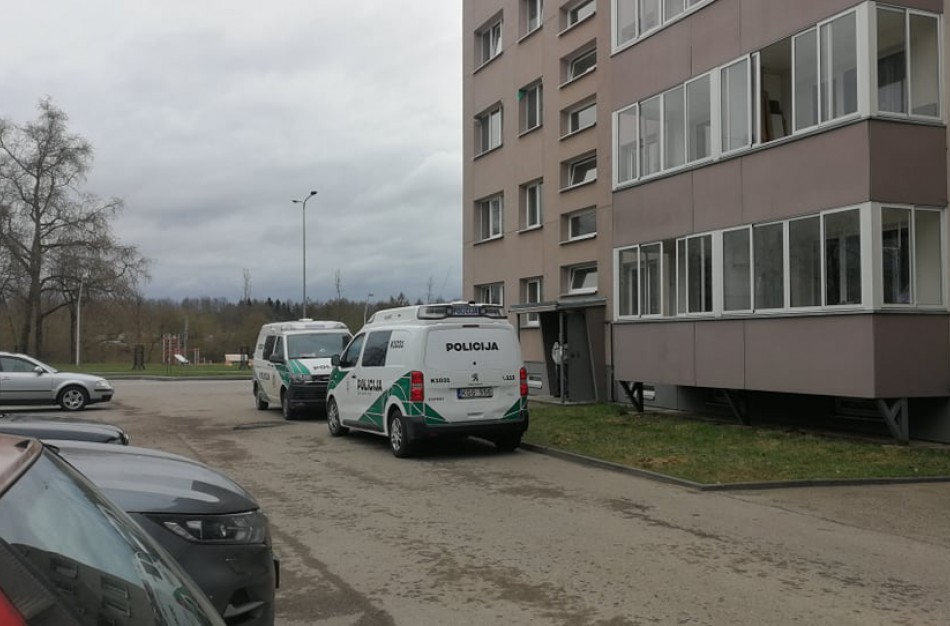 Panerių gatvėje - keli policijos pareigūnų ekipažai: rastas vyro kūnas