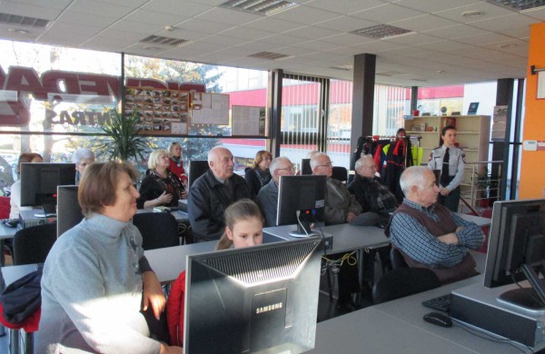 Senjorams teko spręsti Kelių eismo taisyklių testus