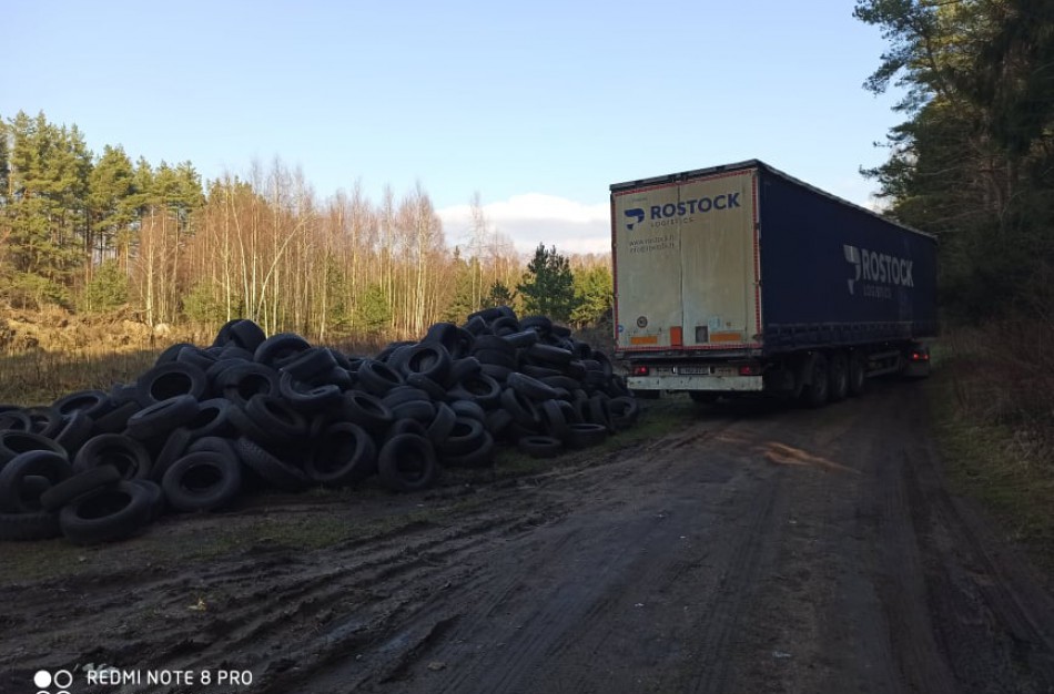 Miškininkai jau pajuto padangų keitimo sezoną: renka gyventojų išmestas padangas