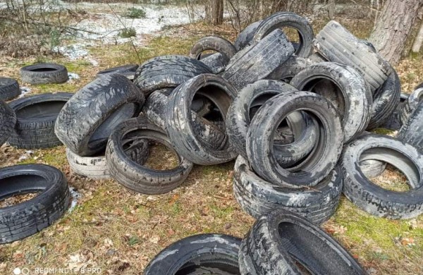 Miškininkai jau pajuto padangų keitimo sezoną: renka gyventojų išmestas padangas