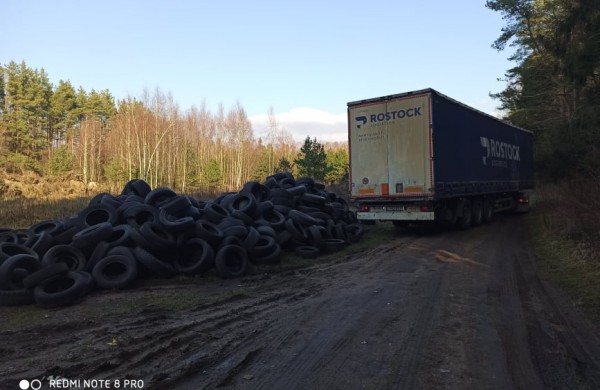 Miškininkai jau pajuto padangų keitimo sezoną: renka gyventojų išmestas padangas