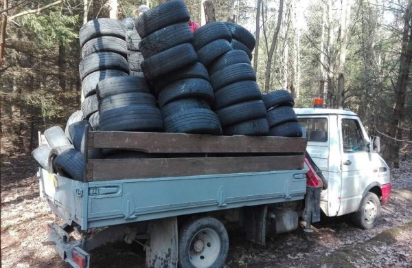 Miškininkai jau pajuto padangų keitimo sezoną: renka gyventojų išmestas padangas
