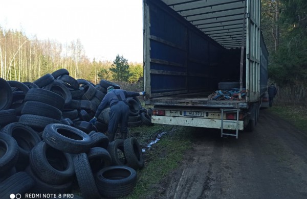 Miškininkai jau pajuto padangų keitimo sezoną: renka gyventojų išmestas padangas