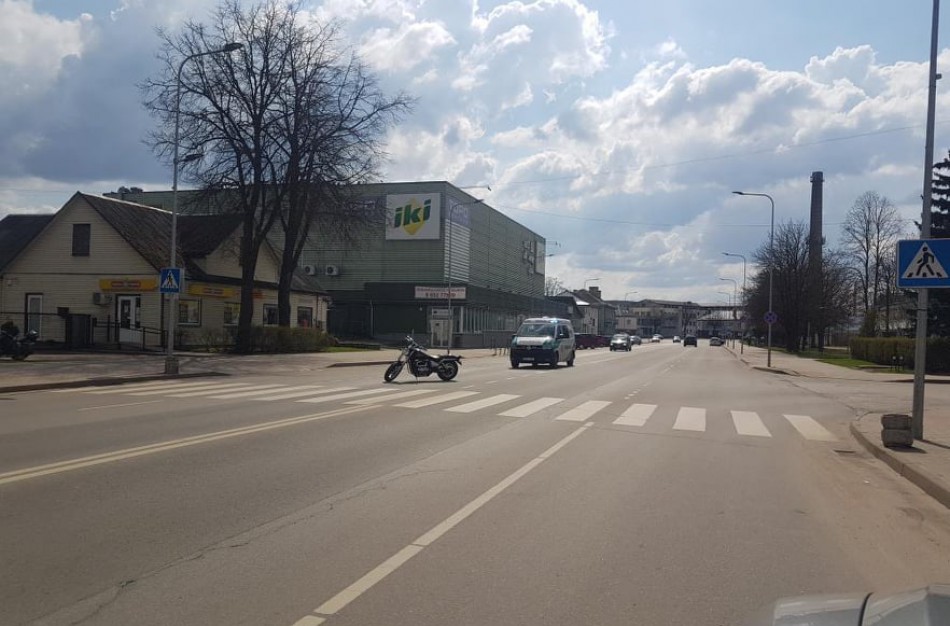 Prieš perėją stabdęs motociklo vairuotojas  nesuvaldė savo transporto priemonės