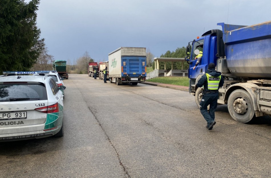 Greitį viršijęs ir neblaivus vairuotojas aiškino vykęs tiesiai į policijos komisariatą