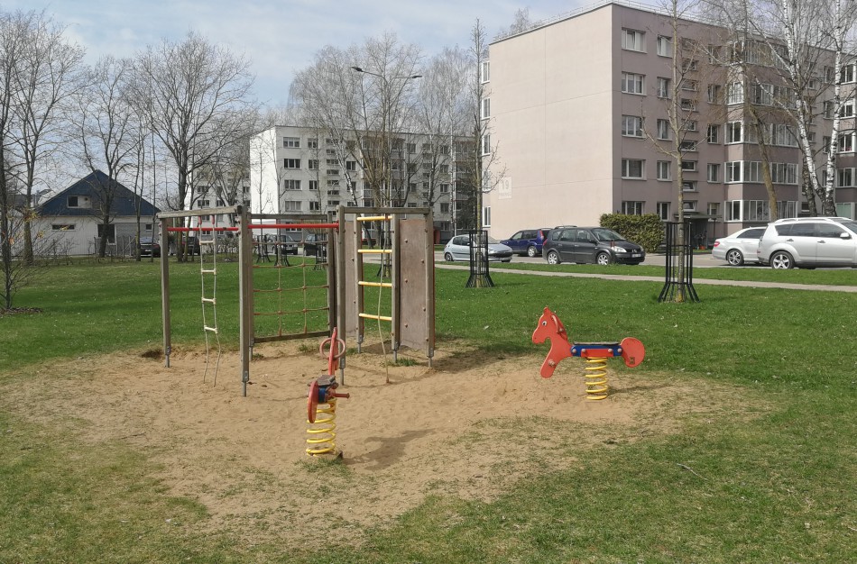 Vietoj nesaugių aikštelių, Paneriuose iškils nauji įrenginiai vaikams