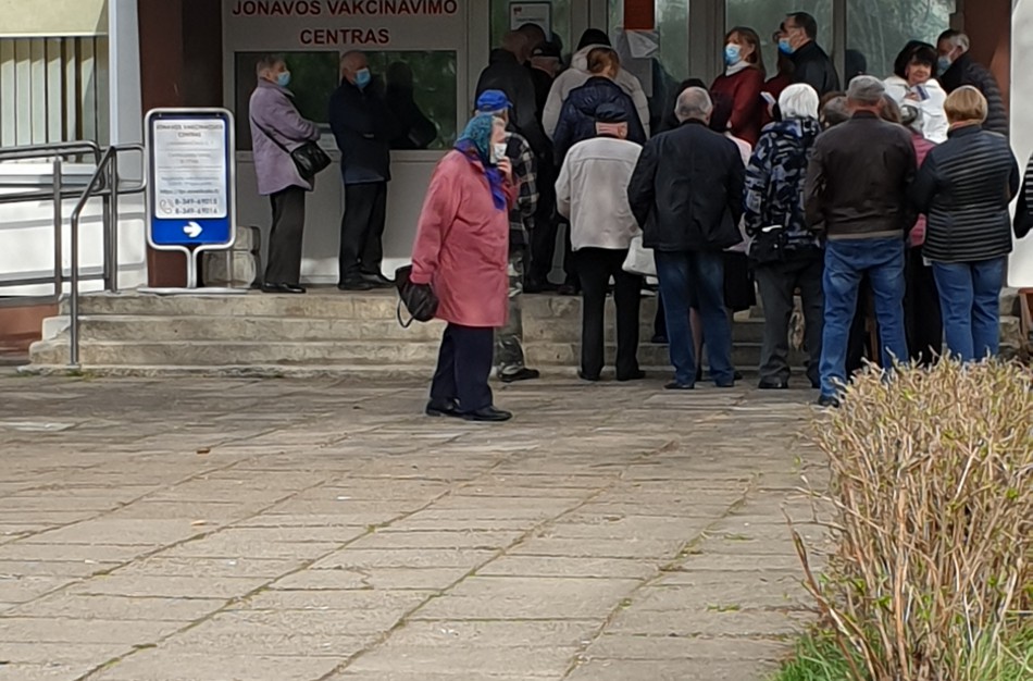 Šalia vakcinacijos centro nusidriekus jonaviečių eilėms, planuojama imtis papildomų saugumo priemonių