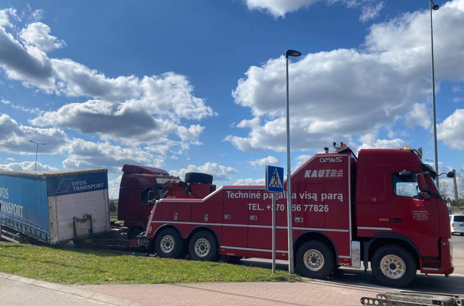 Vilkikui "pametus" priekabą, vairuotojai strigo spūstyse