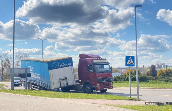 Vairuotojui „pametusiam“ priekabą gresia bauda