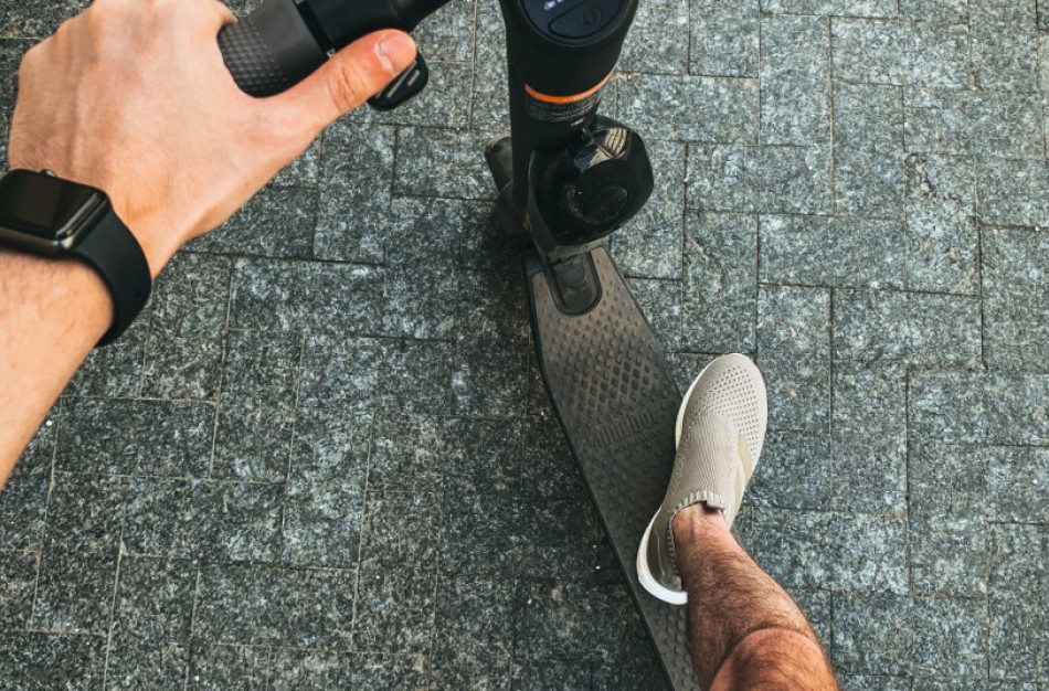 Pramogai vairuojantys paspirtukus saugumo taisyklių paiso mažiau