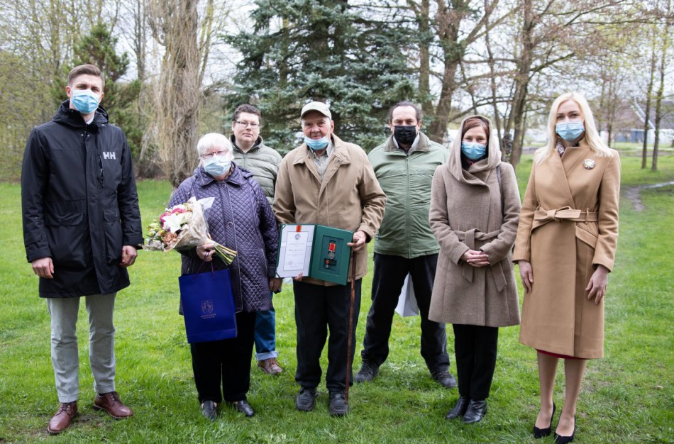 Rajono vadovai pasveikino Prezidento medaliu apdovanotą jonavietę