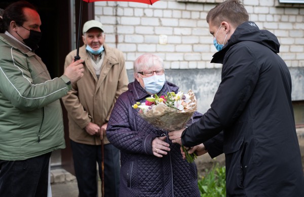 Rajono vadovai pasveikino Prezidento medaliu apdovanotą jonavietę