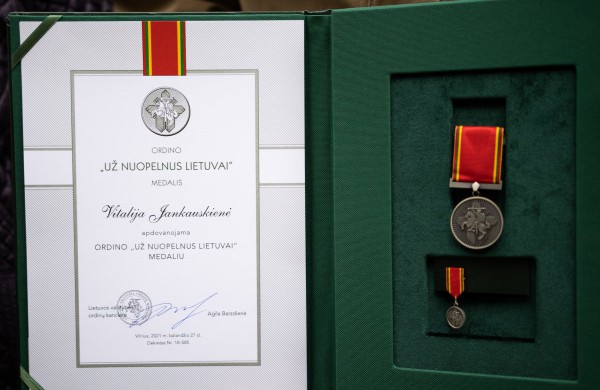 Rajono vadovai pasveikino Prezidento medaliu apdovanotą jonavietę