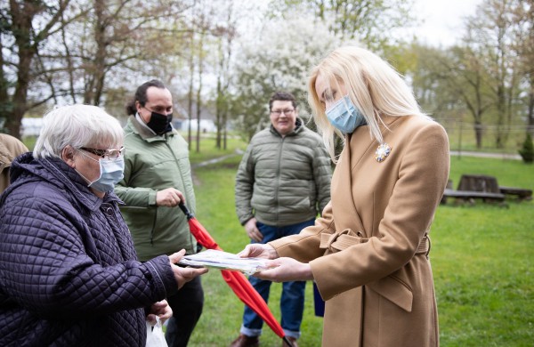 Rajono vadovai pasveikino Prezidento medaliu apdovanotą jonavietę