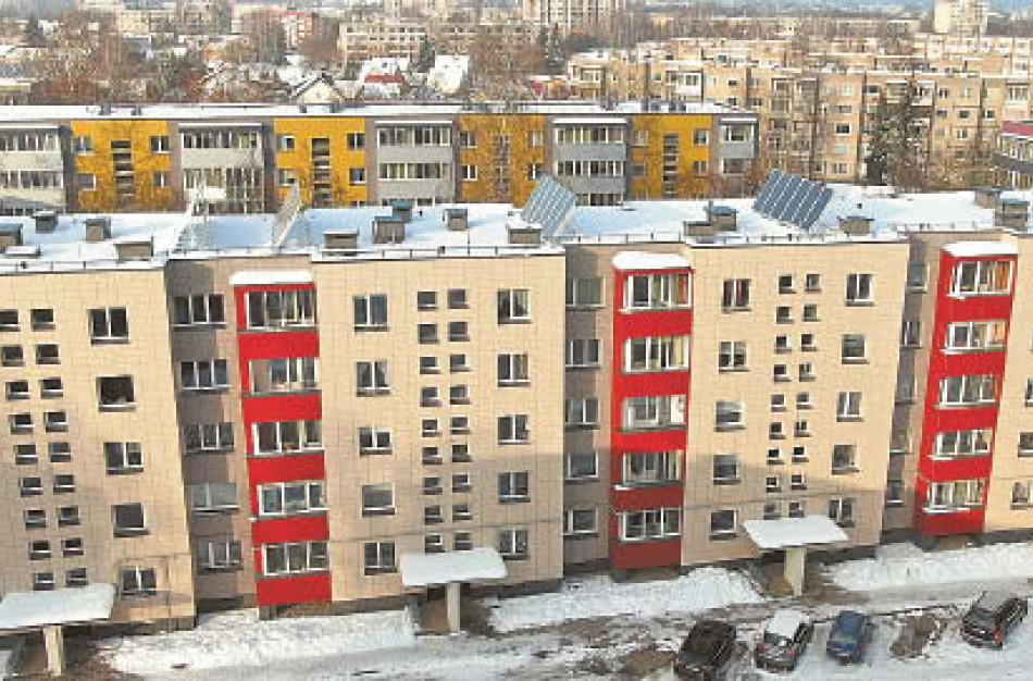 Saulės kolektoriai daugiabučiuose: galima, bet faktai sako, kad neverta