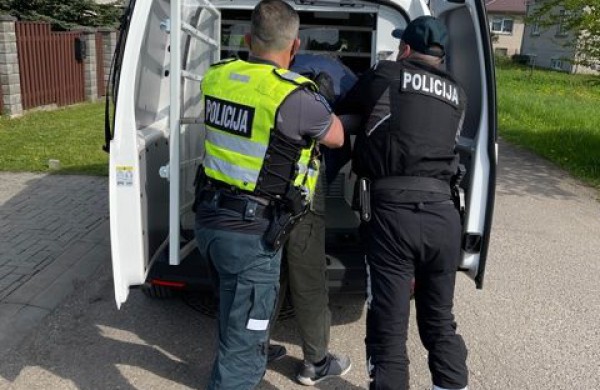 Jonavos gatvėse – savaitės lakstūnas, Karmėlavoje – nuo pareigūnų sprukęs beteisis vairuotojas