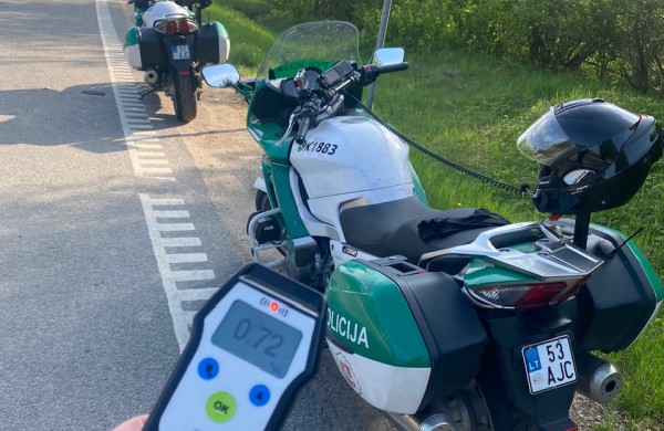 Jonavos gatvėse – savaitės lakstūnas, Karmėlavoje – nuo pareigūnų sprukęs beteisis vairuotojas