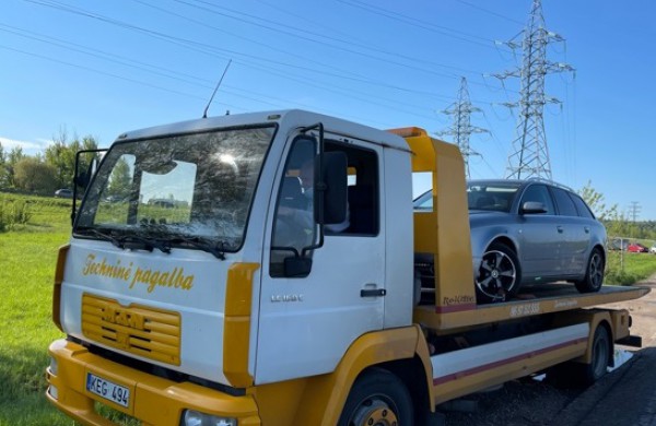 Jonavos gatvėse – savaitės lakstūnas, Karmėlavoje – nuo pareigūnų sprukęs beteisis vairuotojas