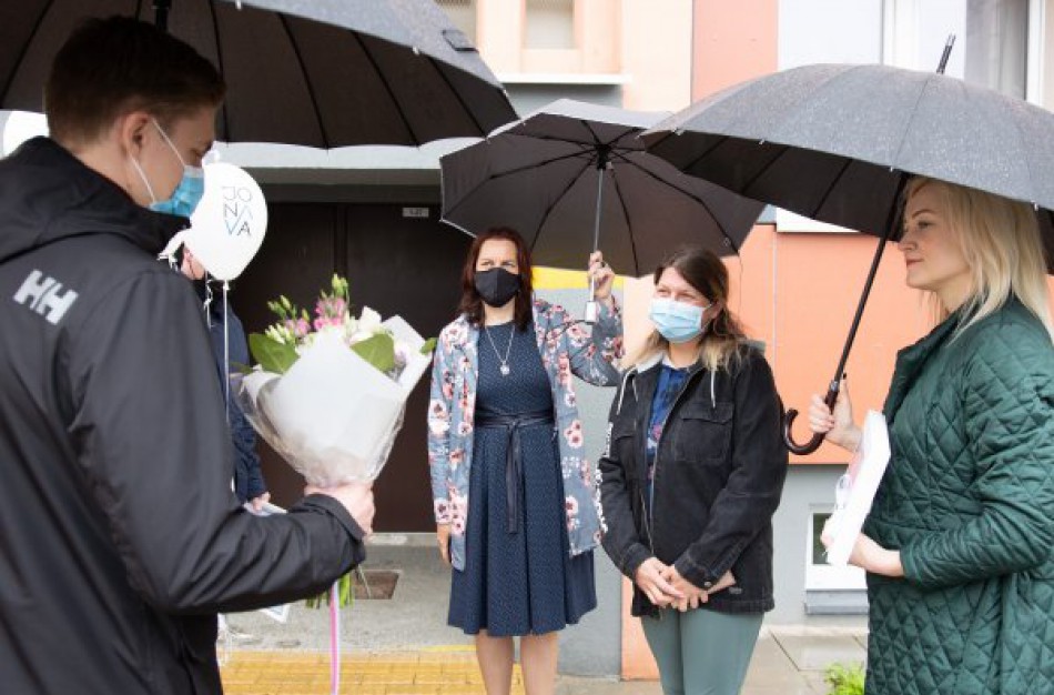 Rajono vadovai pasveikino trynukų sulaukusią šeimą