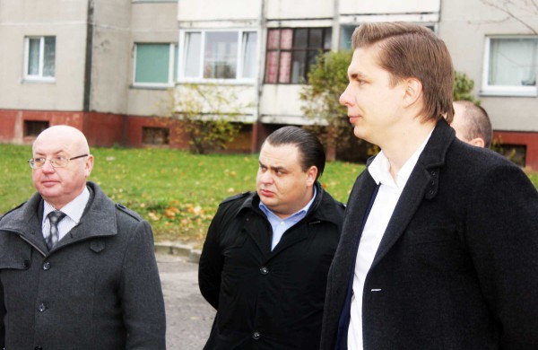 Miesto apžiūra: žaidimų aikštelėje trūksta apšvietimo, kalnas prie karių kapų virtęs vaikų pramogų zona