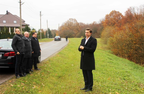 Miesto apžiūra: žaidimų aikštelėje trūksta apšvietimo, kalnas prie karių kapų virtęs vaikų pramogų zona