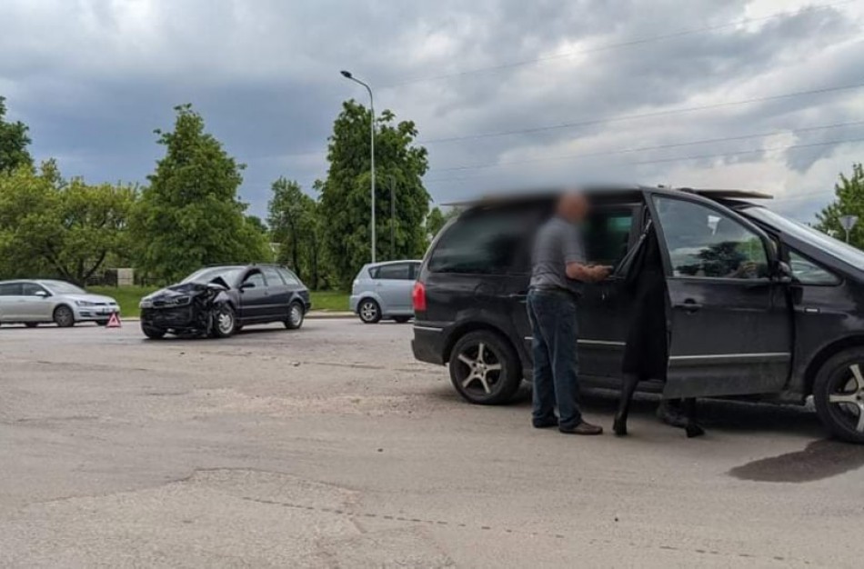 Penktadienio popietę Jonavoje įvyko du eismo įvykiai: vieno iš jų metu medikų pagalbos prireikė 14-mečiui