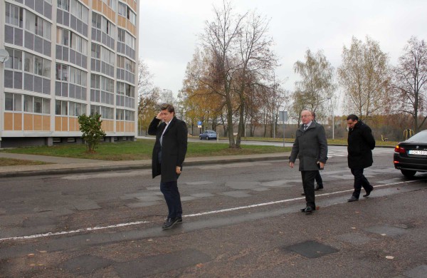 Miesto apžiūra: žaidimų aikštelėje trūksta apšvietimo, kalnas prie karių kapų virtęs vaikų pramogų zona